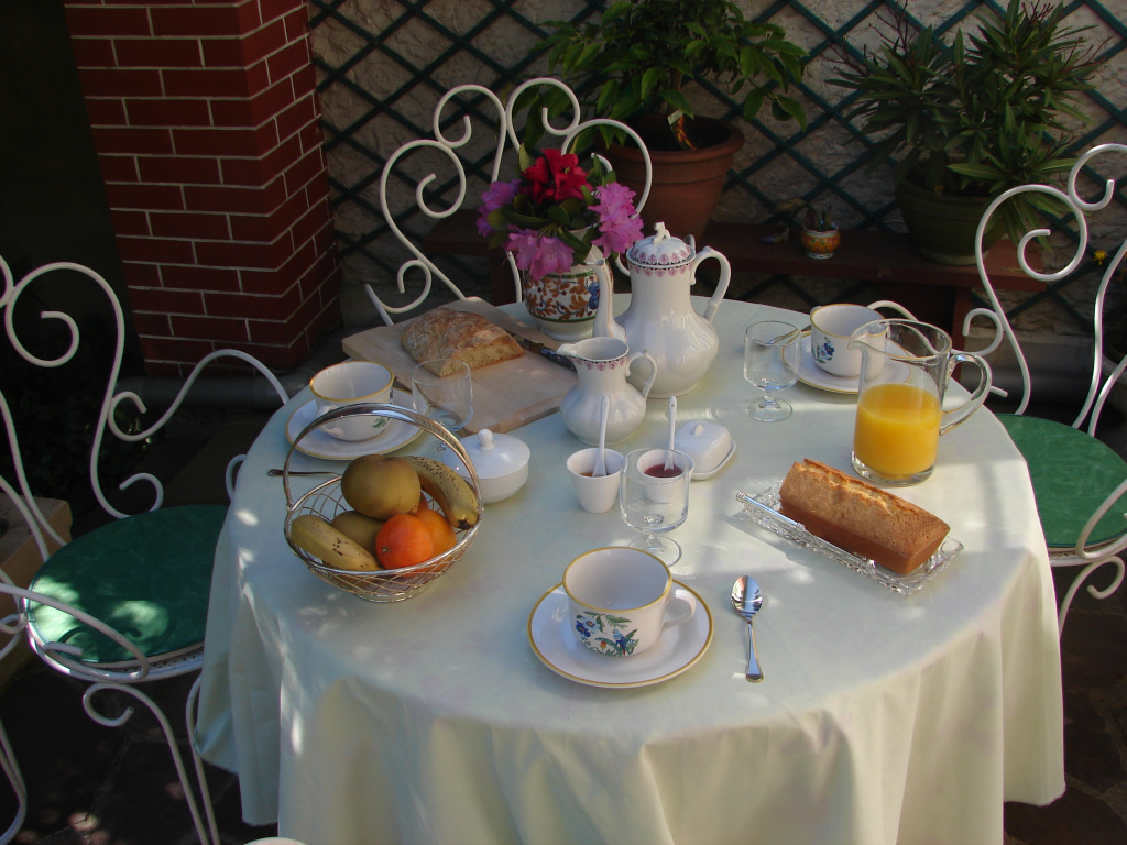 Le Cottage - Chambres d'hôtes en essonne - Le petit-déjeuner servi sur la terrase